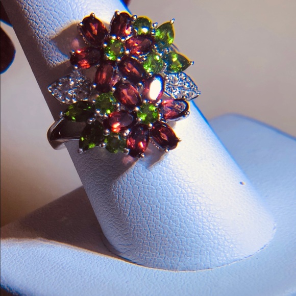 Jewelry - Fun Ring! garnet and green Topaz poinsettia Ring